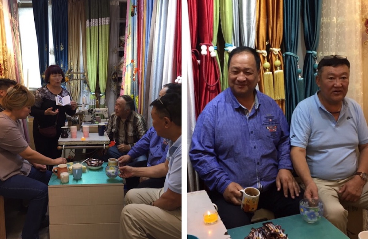 Los comerciantes de Ulaanbaatar, Mongolia, se detienen un momento en su ocupado día para reflexionar sobre cuestiones profundas acerca de las dimensiones espirituales de la vida. Su conversación se inspira en la vida del Báb y en la pertinencia de las enseñanzas bahá'ís para el estado actual del mundo.
