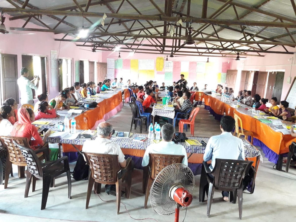 Un rassemblement communautaire à Motibasti, au Népal, se concentre sur les préparatifs des célébrations du bicentenaire.