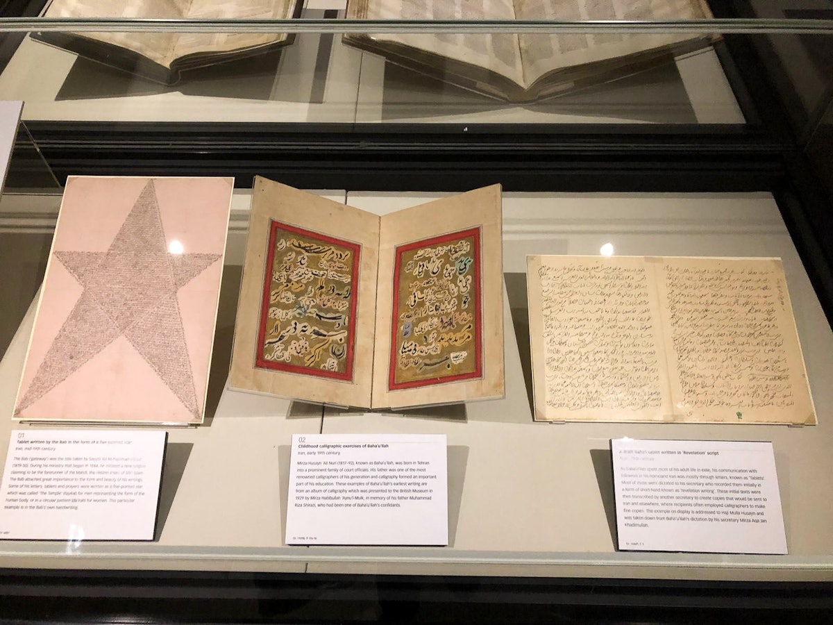 Œuvres originales du Báb et de Bahá'u'lláh exposées à la British Library.