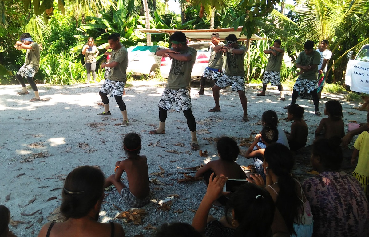 یک گروه رقص معروف در تاراوای جنوبی در کریباتی در کنار جادۀ اصلی جزیره‌ رقص‌هایی اجرا می‌کنند که بیانگر داستان‌هایی از زندگی و رسالت حضرت باب هستند.