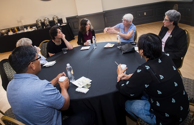 Ponentes y asistentes conversan durante un descanso en la reciente conferencia sobre la igualdad de mujeres y hombres de la Cátedra Bahá'í.