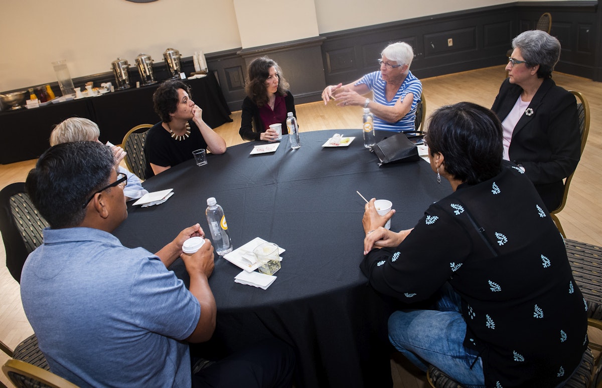 Ponentes y asistentes conversan durante un descanso en la reciente conferencia sobre la igualdad de mujeres y hombres de la Cátedra Bahá'í.