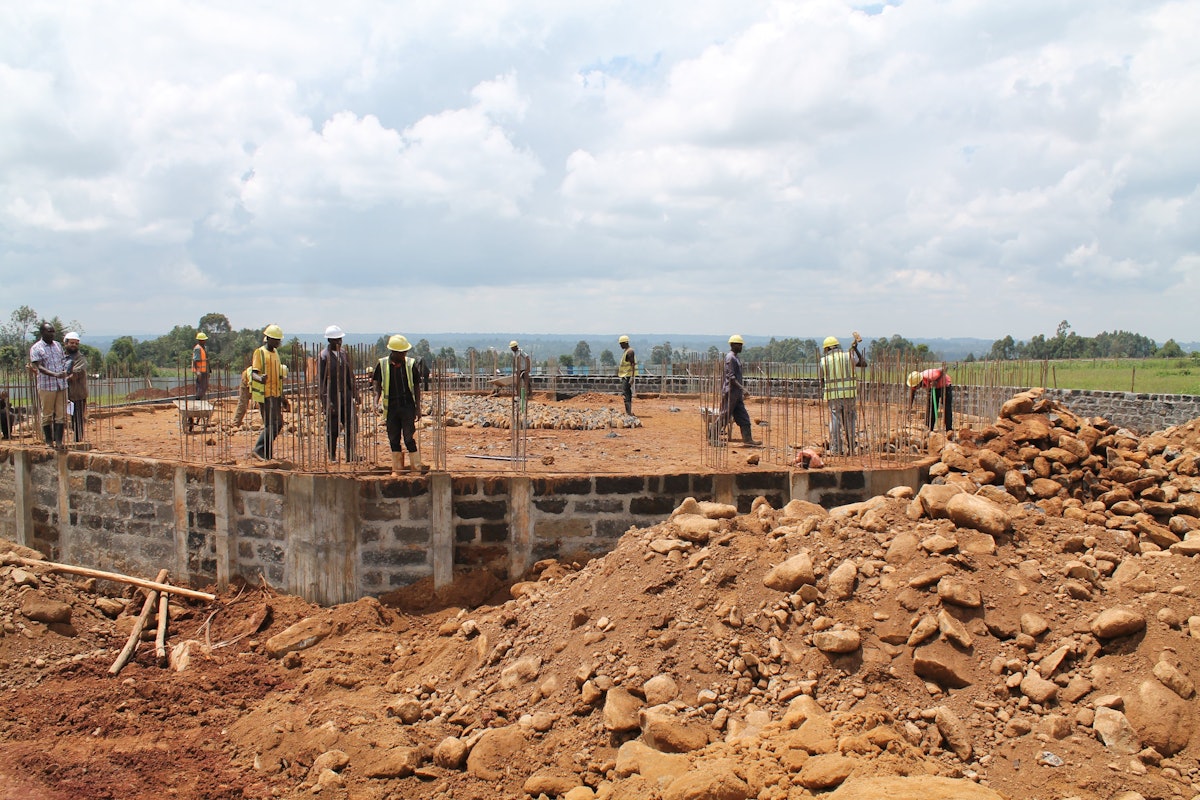 El equipo de construcción del templo de Kenia colocó cuidadosamente las piedras, sobre las que luego se vertió el hormigón para formar los cimientos del edificio.