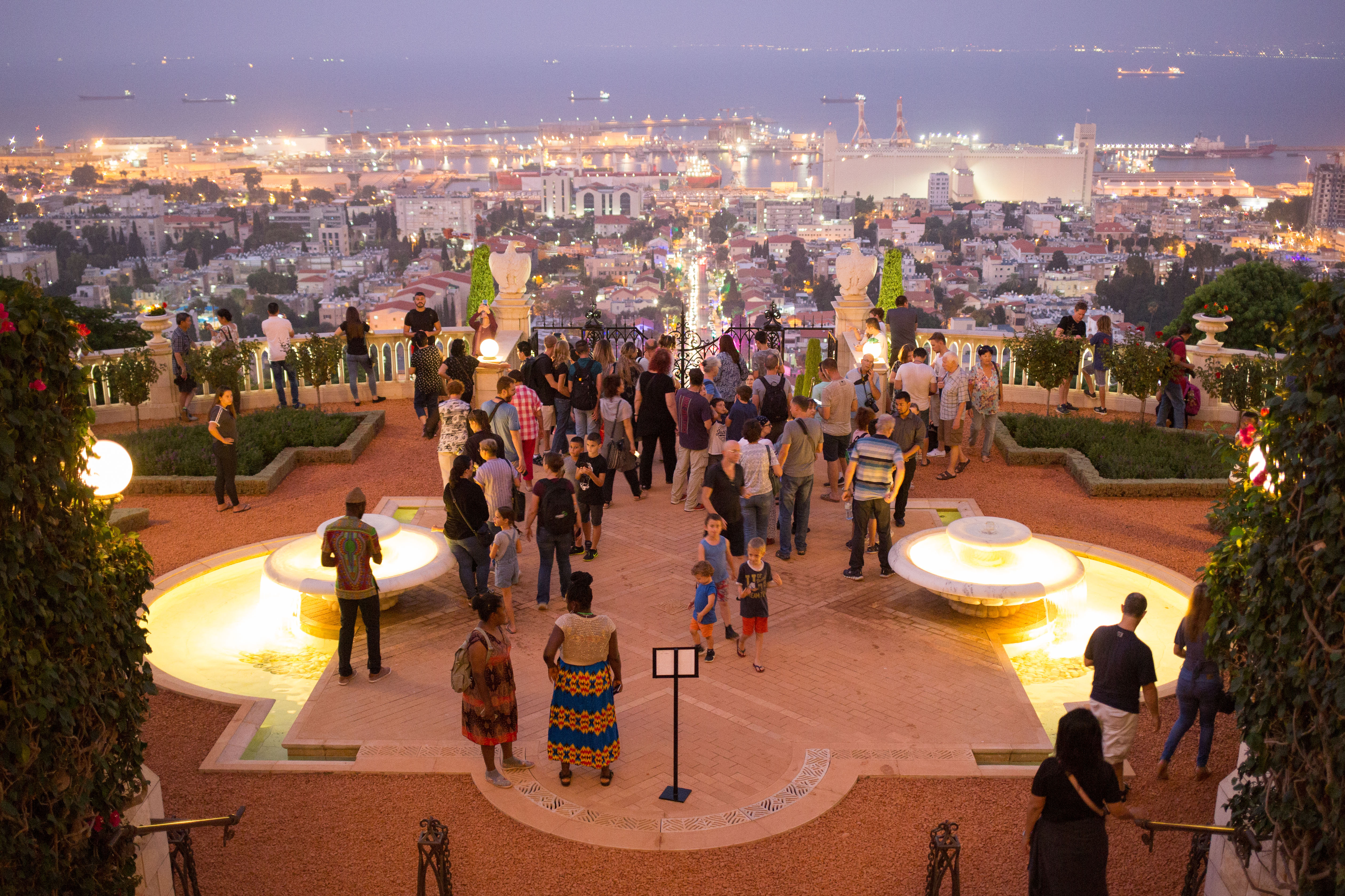 La terrasse sous le mausolée du Báb au crépuscule