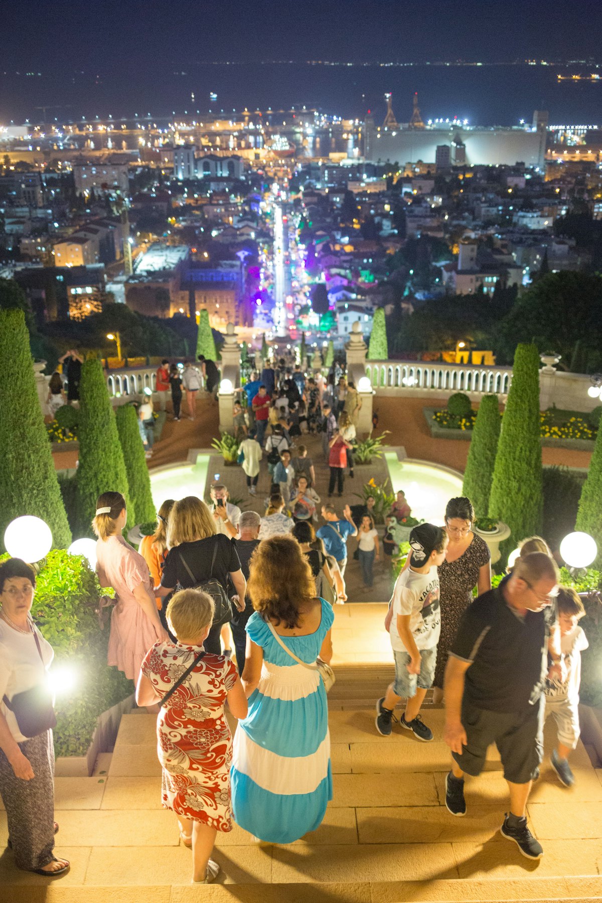 Más de 16.000 personas de Haifa y sus alrededores visitaron las terrazas y el Santuario del Báb cuando se abrió al público los días 16 y 17 de octubre.