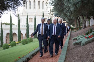 Lors de sa visite au Centre mondial bahá’í, le président d’Israël, Reuven Rivlin, s’est joint à M. David Rutstein, secrétaire général de la Communauté internationale bahá’íe, pour une visite du sanctuaire du Báb et une promenade dans les jardins qui l’entourent.