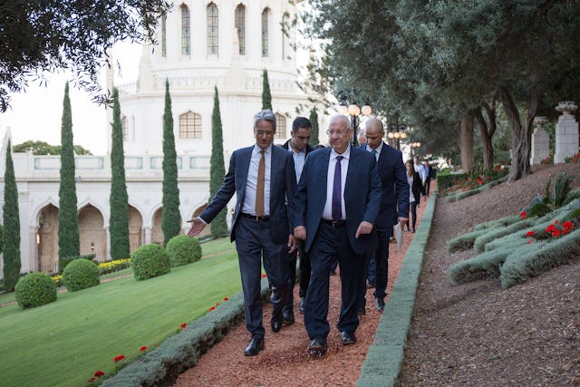 Durante su visita al Centro Mundial Bahá'í, el presidente de Israel, Reuvin Rivlin, se reunió con el Dr. David Rutstein, secretario general de la Comunidad Internacional Bahá'í, para visitar el Santuario del Báb y dar un paseo por los jardines circundantes.