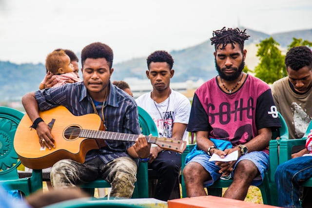 Une célébration avec des prières sur le site du temple à Port Moresby, en Papouasie-Nouvelle-Guinée.