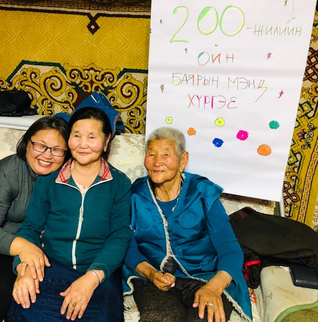 Des participants à une fête de famille élargie à Yesunbulag, en Mongolie.