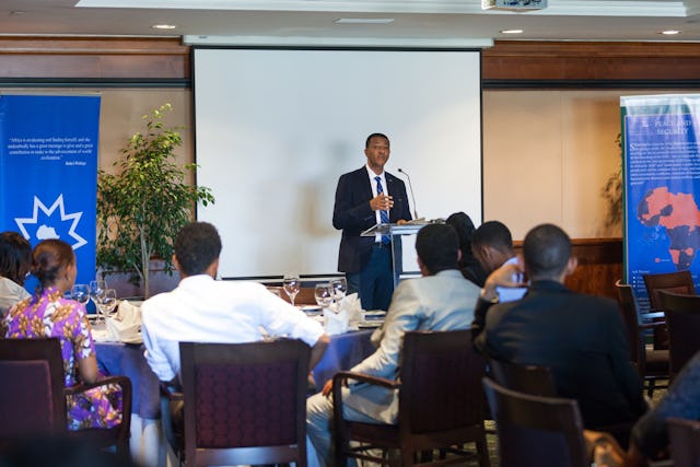 El representante de la Comunidad Internacional Bahá'í, Solomon Belay, habla sobre el tema de la paz y la seguridad en una celebración del bicentenario del nacimiento del Báb organizada por la oficina de la CIB en Addis Abeba.