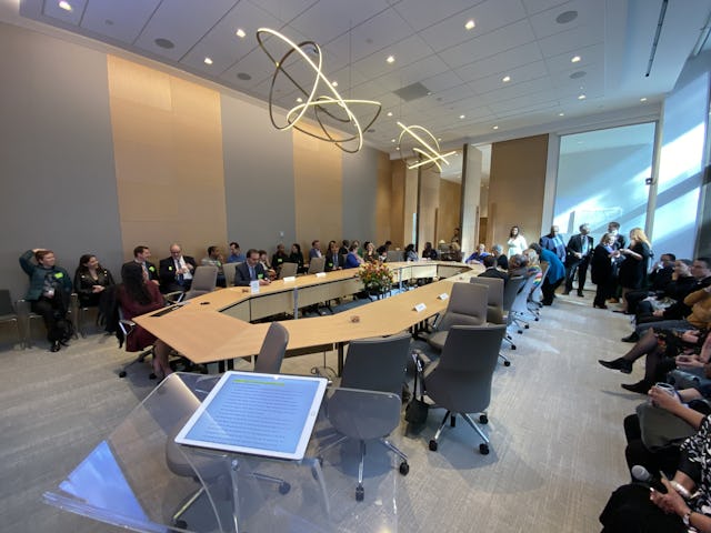 دهها نفر از مقامات، نمایندگان سازمانهای بینالمللی و سایرین در جشن دویستمین سالگرد تولد حضرت باب در دفتر جامعهٔ جهانی بهائی در نیویورک شرکت کردند.