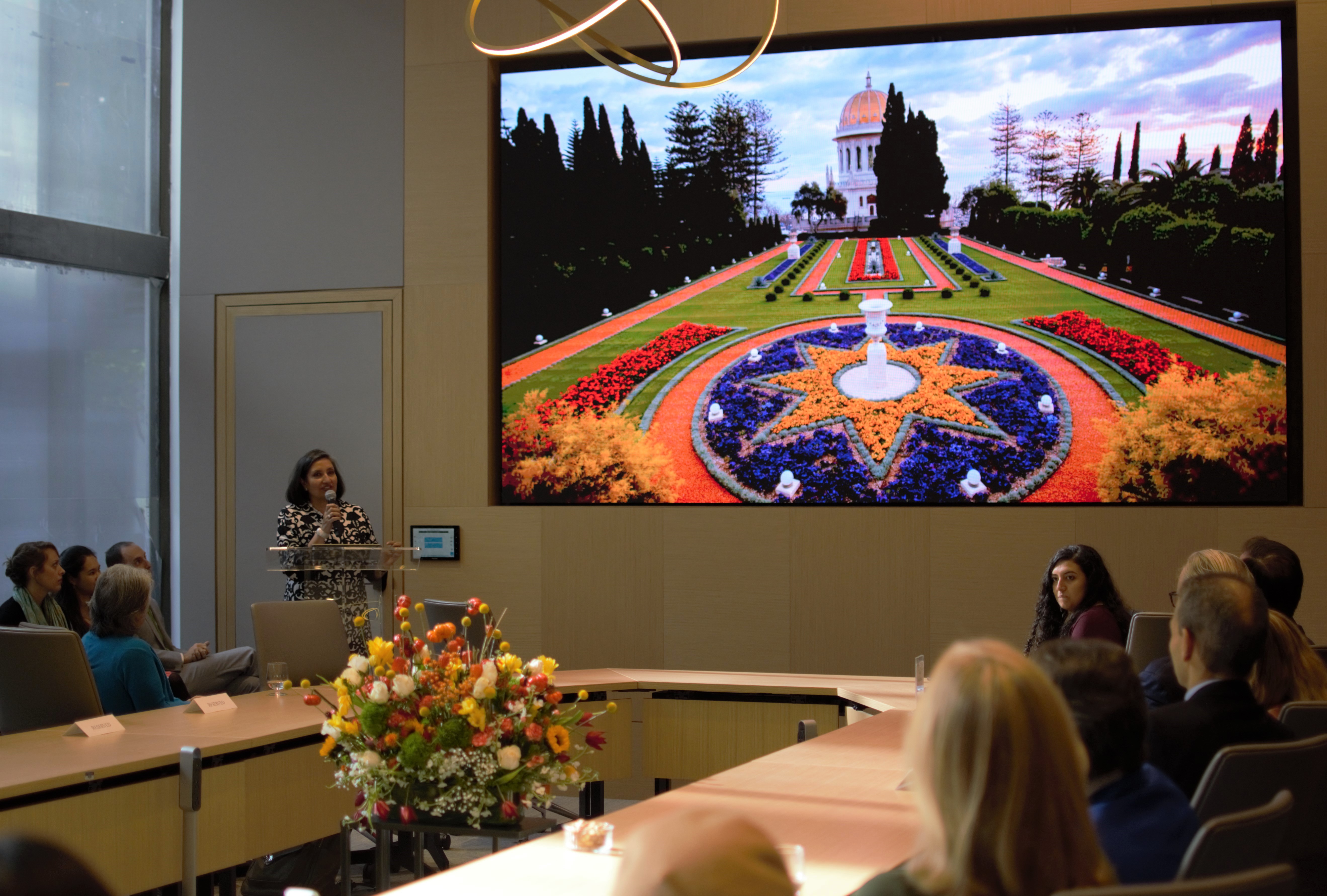 خانم بانی دوگال، نمایندهٔ ارشد جامعهٔ جهانی بهائی در جلسه‌ای که به مناسبت دویستمین سالگرد تولد حضرت باب برگزار شده صحبت می‌کند.