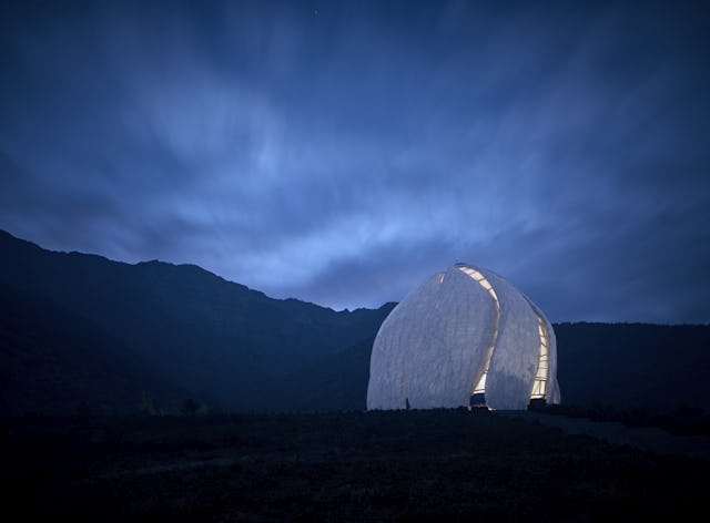 La Casa de Adoración bahá'í de América del Sur fue galardonada con el Premio Internacional del Real Instituto de Arquitectura de Canadá de este año, que se concede a la construcción que destaca por ser «transformadora en su contexto social y que exprese los valores humanísticos de la justicia, el respeto, la igualdad y la inclusión».