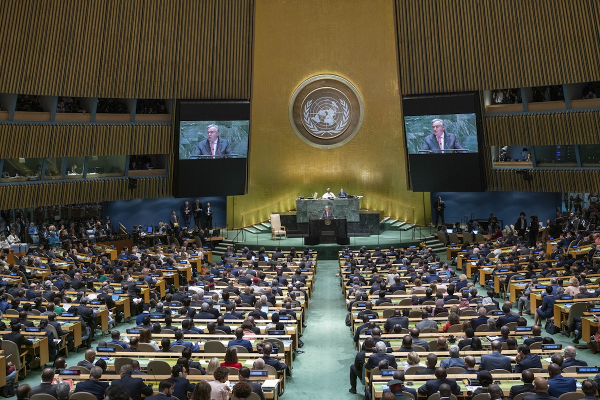 دبیر کل سازمان ملل متحد آنتونیو گوترش در یکی از حلسات اخیر مجمع عمومی سخنرانی می‌کند. (عکس از سازمان ملل/چیا پاک Cia Pak)