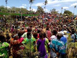 Más de 2000 personas asistieron el domingo a la alegre y unificadora ceremonia de inicio de las obras en la ciudad de Lenakel, en la isla de Tanna, Vanuatu. 