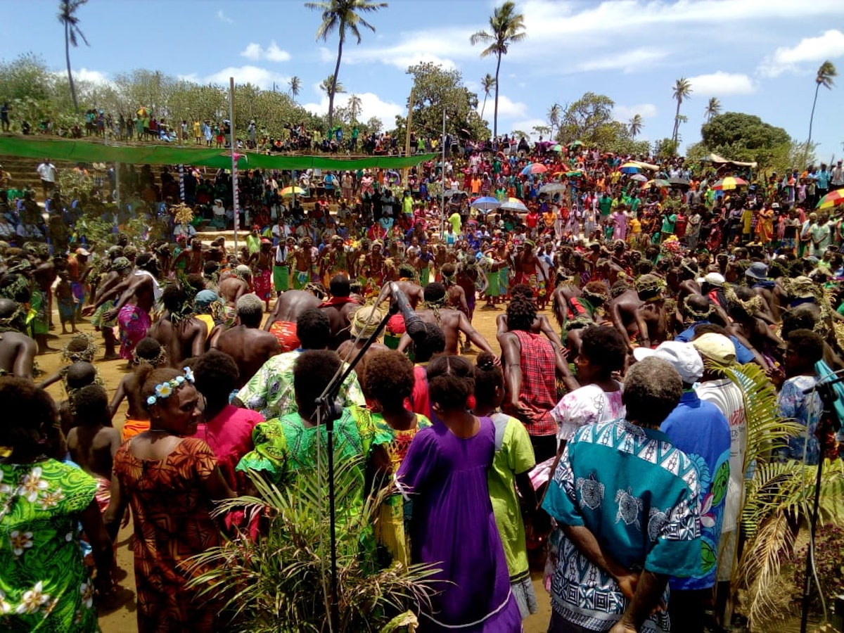 Más de 2000 personas asistieron el domingo a la alegre y unificadora ceremonia de inicio de las obras en la ciudad de Lenakel, en la isla de Tanna, Vanuatu.