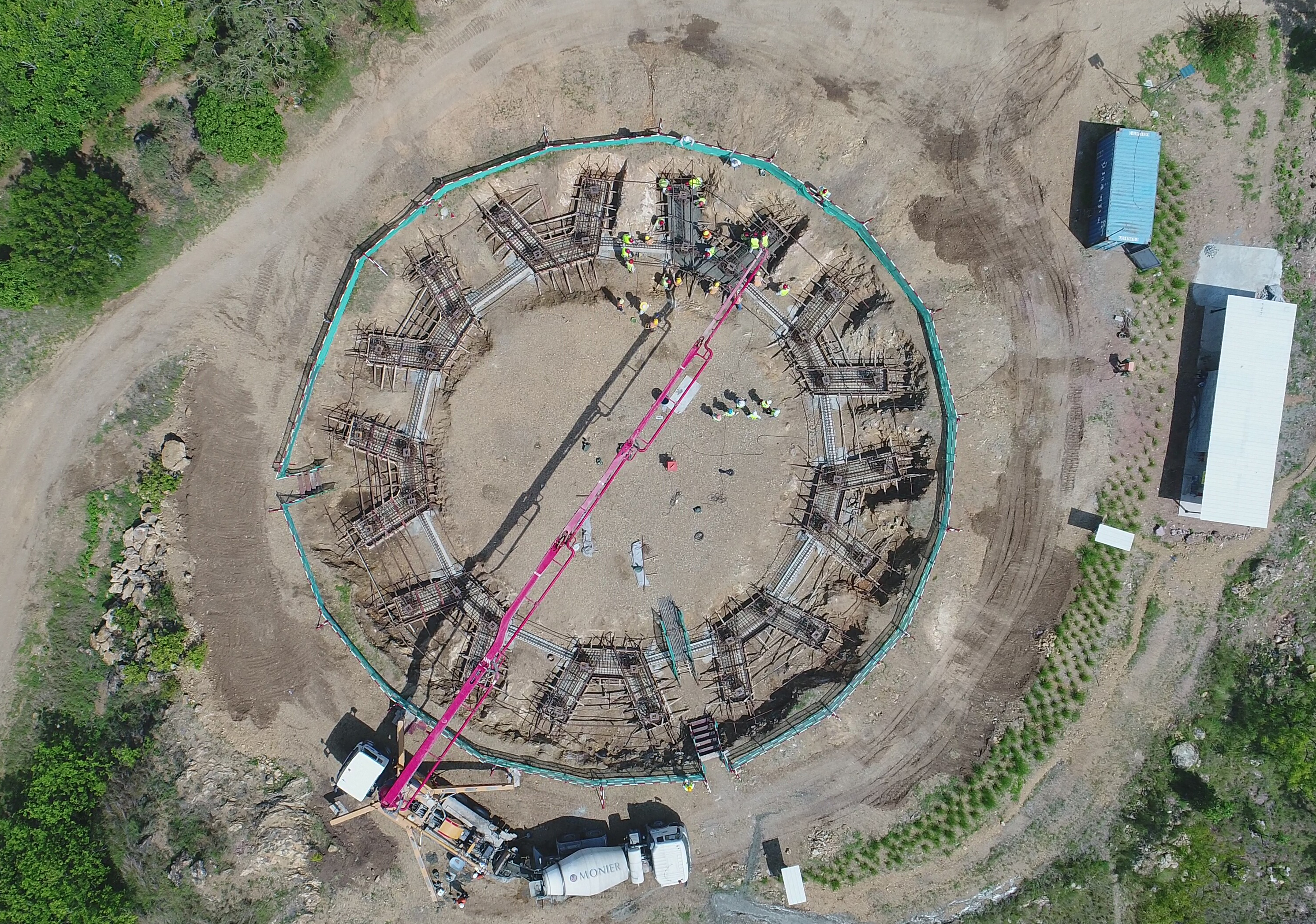 La obra del templo recientemente, mientras los trabajadores vierten hormigón para su cimentación.