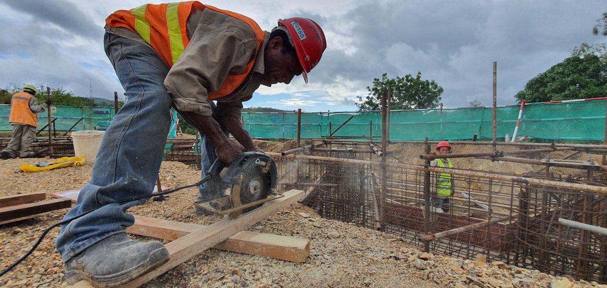 کارگران در حال آماده‌سازی داربست چوبی که برای ساخت فونداسیون بتن در آن ریخته خواهد شد.