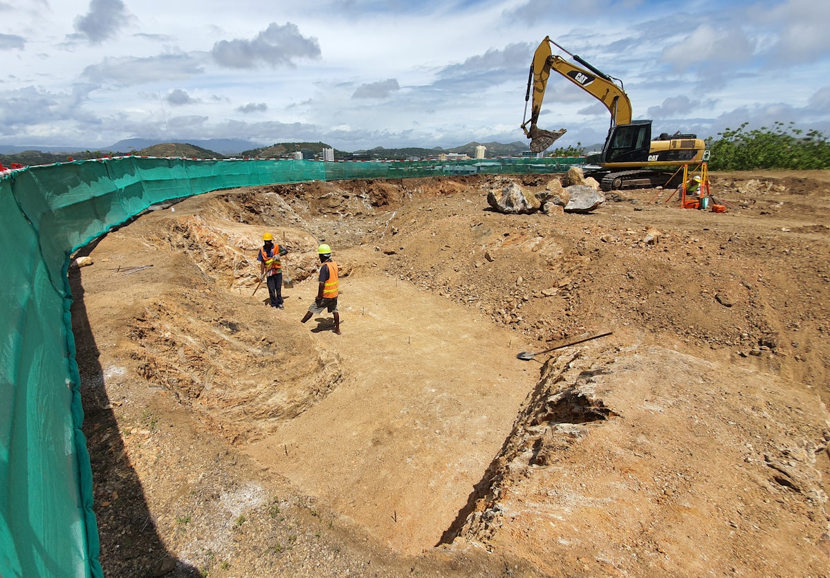Excavaciones en el terreno del templo como paso previo a la colocación de sus cimientos
