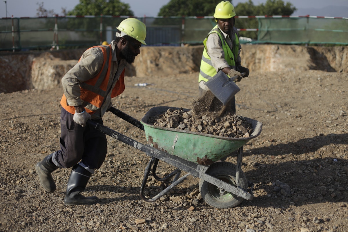 Los trabajadores finalizan la excavación antes de construir los cimientos de hormigón y acero del templo.