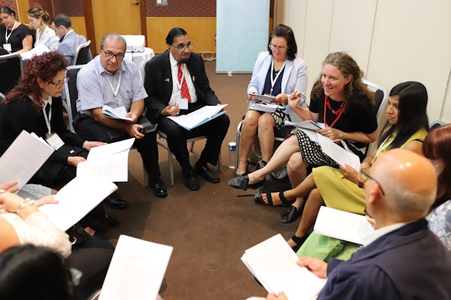 Les participants à une conférence à Sydney, en Australie, peu après le bicentenaire, discutent de leurs efforts pour contribuer à la cohésion sociale dans le pays.
