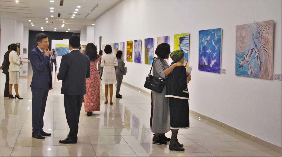 En Kazajistán, la comunidad bahá’í organizó una exposición de arte y una proyección para funcionarios del gobierno, profesores universitarios y miembros de la sociedad civil entre otros en la capital del país.