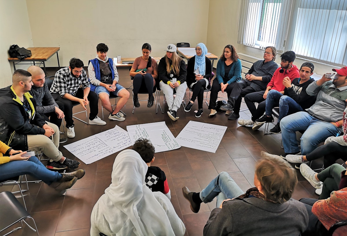 Gente de todas las edades asisten a una reunión en Hagen, Alemania, para profundizar en el papel de los jóvenes en la sociedad.