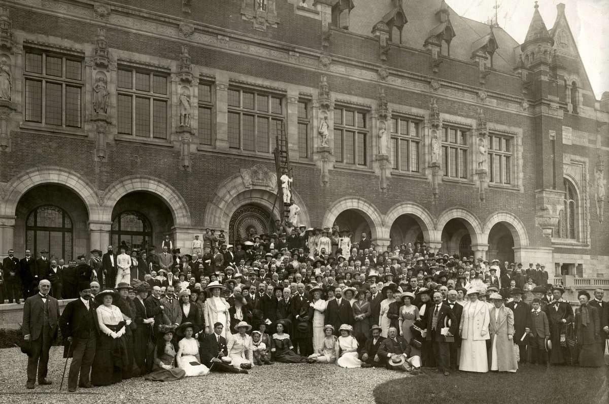This photo shows the participants of the World Congress for Peace held in 1913 in The Hague, one of many peace-related gatherings held in the Dutch capital city. ‘Abdu’l-Bahá showed great interest in movements working for peace. His First Tablet to The Hague, for example, was penned in 1919 to the Central Organization for a Durable Peace based in that city. (Credit: National Library of the Netherlands)