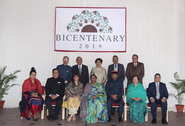 Le président Ram Nath Kovind et sa famille posant pour une photo avec les membres de l’Assemblée spirituelle nationale des bahá’ís de l’Inde.