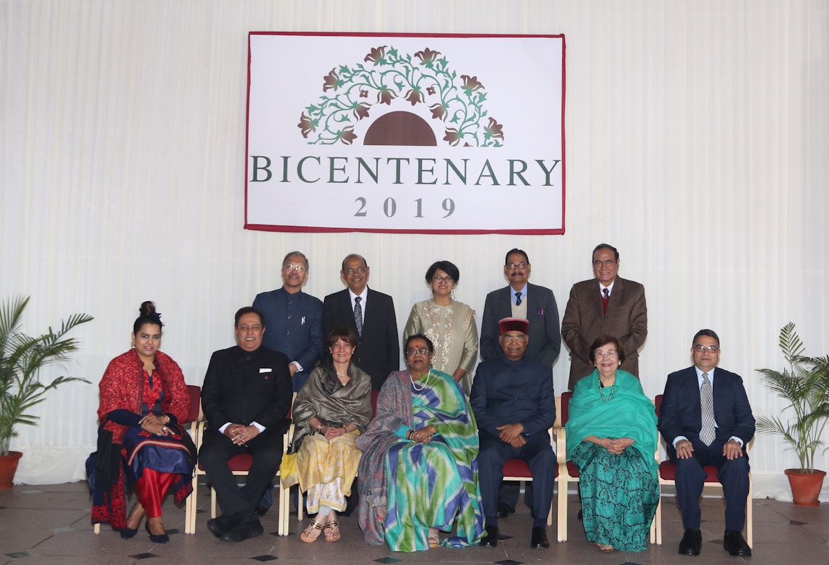 El presidente Ram Nath Kovind y su familia posan para una foto con los miembros de la Asamblea Espiritual Nacional de los Bahá’ís de la India.