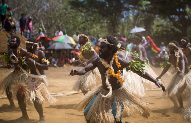 Une troupe de danse se produit lors de la cérémonie de pose de la première pierre de la maison d’adoration bahá’íe locale sur l’île de Tanna, au Vanuatu.