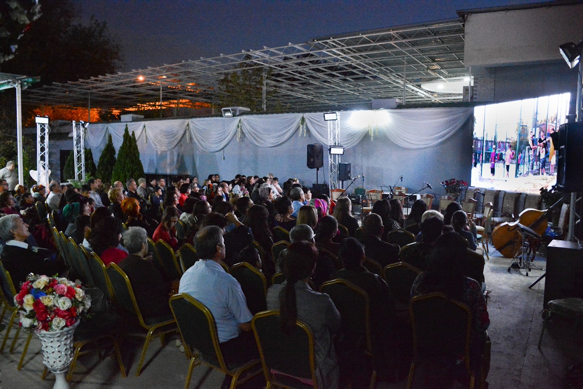 La comunidad de Ashgabat, Turkmenistán, realizó una proyección de la película Los albores de la luz como parte de las celebraciones del bicentenario del nacimiento del Báb.