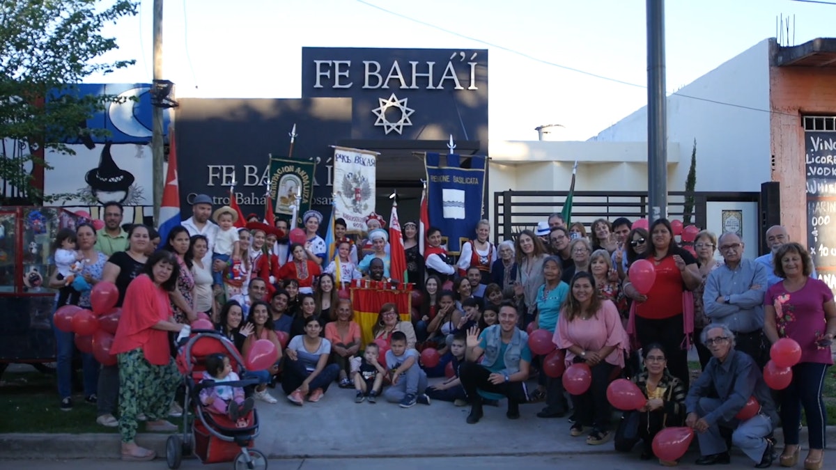 Una comunidad de Rosario, Argentina, se reúne en un festival para celebrar el nacimiento del Báb.