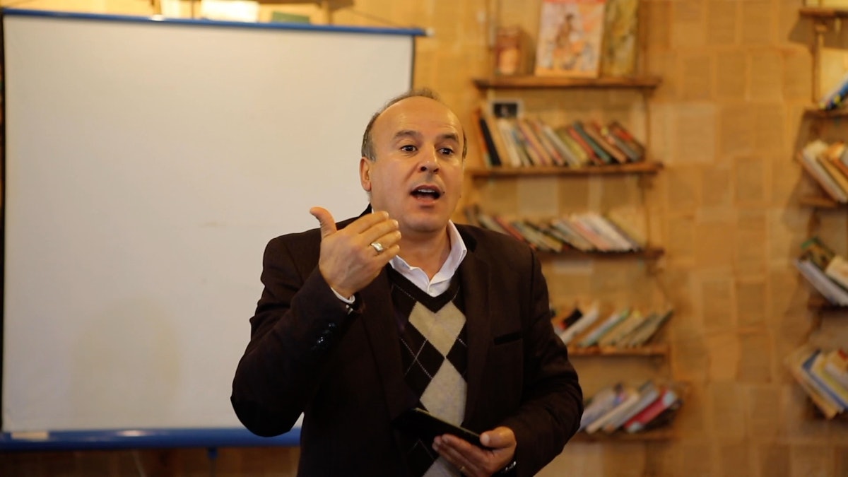 Mohamed Ben Moussa, a representative of the Baha’i community of Tunisia, speaks at a gathering focused on the advancement of women in the country.