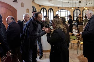 En una reunión en Susa, Túnez, organizada por la comunidad bahaí del país, se reunieron unas cuarenta personas, entre las que se encontraban dirigentes religiosos y de la sociedad civil, para intercambiar ideas y estudiar distintos puntos de vista sobre el progreso de las mujeres en Túnez.
