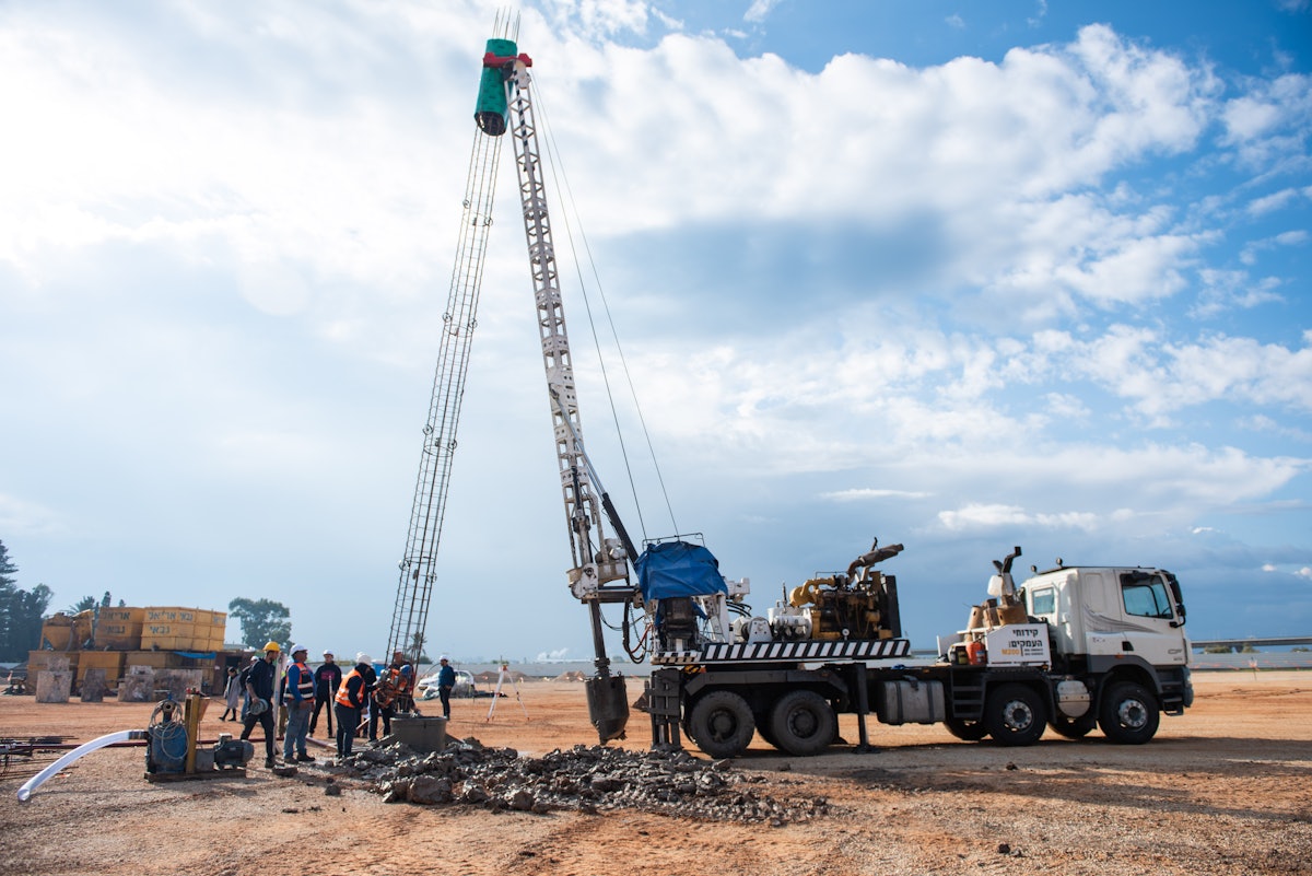 Se realizan perforaciones y se incorpora un refuerzo de acero para los pilones de hormigón de 15 metros de profundidad que conformarán la base sobre la que se construirá la estructura principal del Santuario de ‘Abdu’l-Bahá.