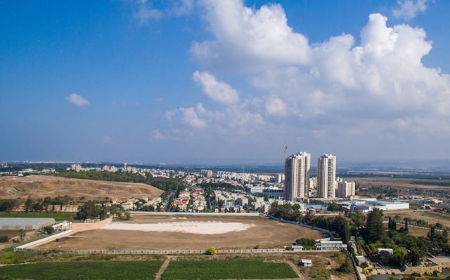 La ubicación del Santuario de ‘Abdu’l-Bahá se halla en las proximidades del jardín de Riḍván (inferior derecha)