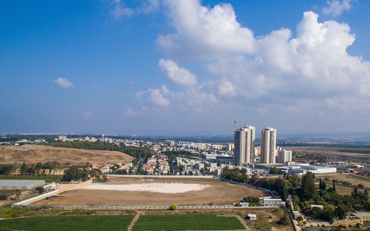 La ubicación del Santuario de ‘Abdu’l-Bahá se halla en las proximidades del jardín de Riḍván (inferior derecha)