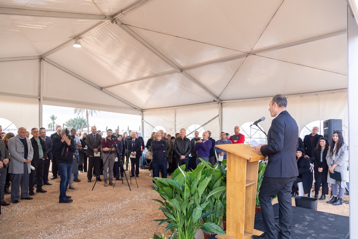 Shimon Lankri, maire d’Acre, s’adressant aux invités lors de la cérémonie de plantation d’un arbre sur le site du mausolée de ‘Abdu’l-Bahá.