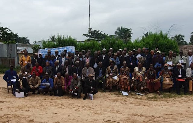 در کاکنگ، در کاسای مرکزی، روسای قبایل در کنفرانسی سه روزه گرد هم آمدند تا به بررسی این موضوع پردازند که چگونه اصول مطرح شده در آثار حضرت بهاءالله میتواند باعث روشن شدن مسائل عملی و دغدغههای حال حاضر اجتماعشان شود.