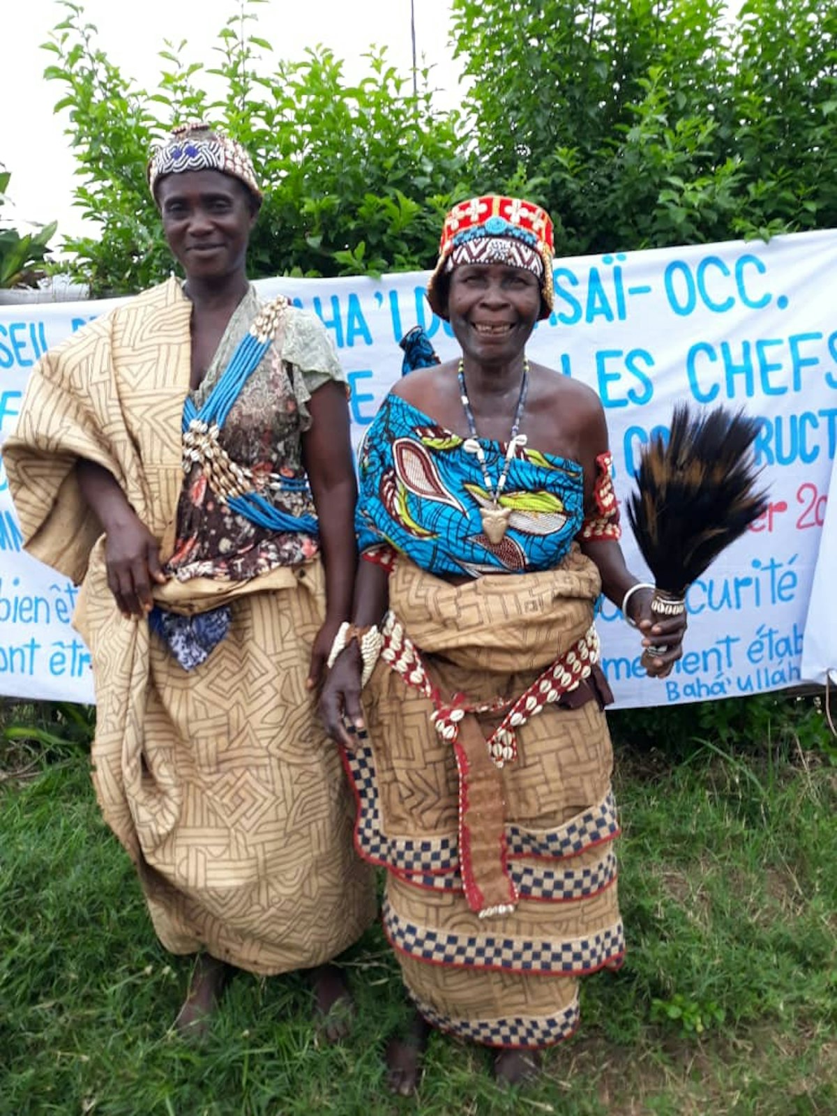 Le chef Nkayi Matala du village de Lushiku (à droite) et le chef Mbindi Godée du village de Ndenga Mongo. Ces femmes faisaient partie des dizaines de chefs traditionnels qui se sont réunis lors d’une conférence à Kakenge, dans le Kasaï-Central, conférence décrite comme « un pas remarquable qui ouvre de nouvelles possibilités pour matérialiser l’unité des peuples et la prospérité de nos communautés ».