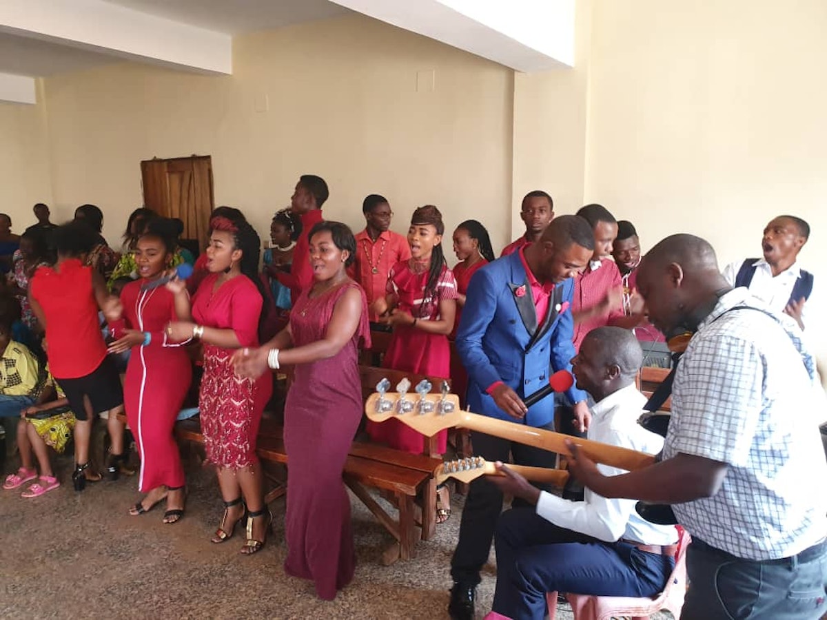Un coro local actúa en una conferencia para jefes en Bukavu, Kivu del Sur. Sus canciones expresan algunos de los temas tratados en la conferencia, entre los que se que incluyen el verdadero propósito de la religión, la unidad de la familia humana, la promoción del progreso material y espiritual, y el papel primordial de la mujer en la construcción de una sociedad pacífica.