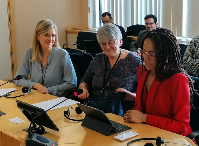 La table ronde du Parlement européen sur le rôle du langage dans la promotion d’une identité commune a été animée par deux membres de l’intergroupe contre le racisme et pour la diversité (ARDI) du Parlement Européen – Samira Rafaela (à droite) et Julie Ward (au centre) – et présidée par le bureau du BIC de Bruxelles, représenté par Rachel Bayani (à gauche).