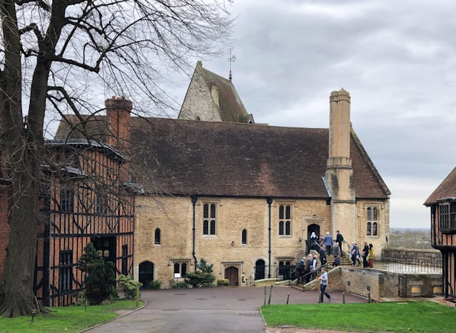 St. George’s House in Windsor Castle is a meeting place for dialogue on major issues facing British society. A group of social actors gathered there to consider fundamental questions about collective environmental efforts. Beyond technical solutions to immediate problems, they felt, humanity must also ask searching questions about the prevalent consumer culture and its underlying values.