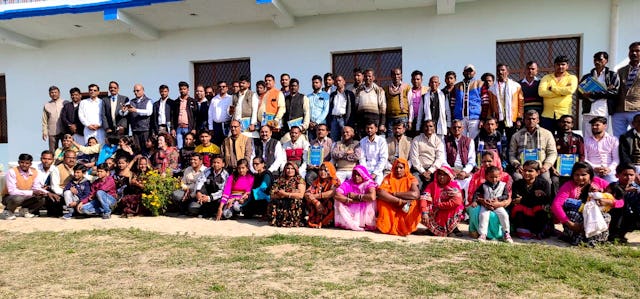 Village chiefs (pradhans) gathered in Gapchariyapur, Uttar Pradesh, with their families and representatives of the Baha’i community of India. “Right now in India, people look at differences between religions and make them a cause for division,” says Elham Mohajer, “so we invited some officials to come together and discuss their role in light of a profound reflection on the life of the spirit and the meaning of service.”