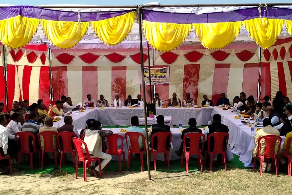 ۳۰ رئیس روستا، یا «پرادان» از ادیان و کاستهای مختلف گرد هم آمدند تا در بارهٔ مسئولیت مشترک خود نسبت به رفاه و سعادت معنوی مردمانشان مشورتی منحصربفردی داشته باشند.