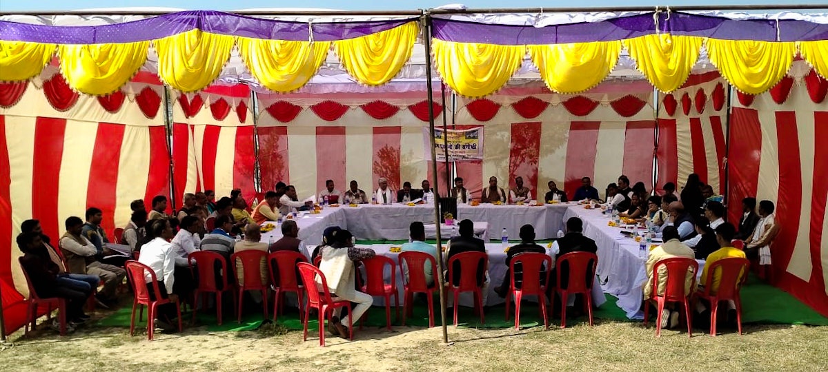 Thirty village chiefs, or pradhans, gathered at a conference organized by the Bahá’í community of India in the village of Gapchariyapur, Uttar Pradesh, for a constructive discussion on their shared responsibility for the prosperity and the spiritual well-being of their people. The 30 pradhans represent some 380 villages in the region, comprising a total of 950 villages and around 1 million people.