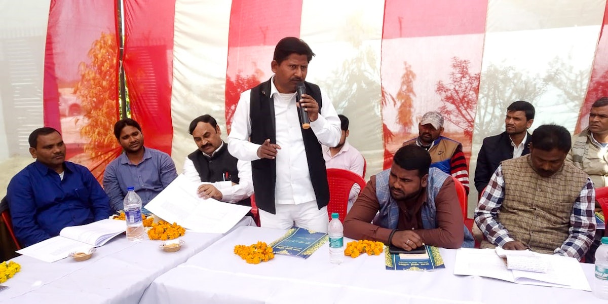 Un jefe de aldea, o pradhan, en Uttar Pradesh (India), hablando en una conferencia sobre su papel en el progreso social. Uno de los participantes declaró: «El trabajo de los pradhans se ha centrado en las necesidades físicas de los residentes de nuestras aldeas, proporcionar refugio a los sin techo y cuidar de los enfermos. Pero en una reunión como esta nuestra forma de pensar cambia: empezamos a tener en cuenta también las necesidades espirituales de la población».