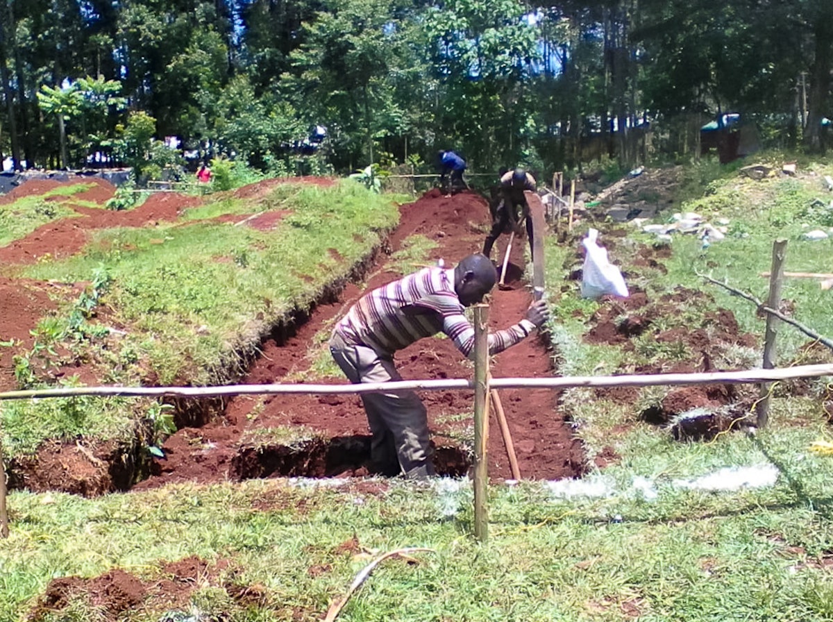 Early stages of construction of an educational facility in Namawanga, Kenya. The Kenyan Baha’is, who managed the project, found that years of experience with community-building activities enabled them to create a collaborative environment and make creative use of materials and tools.