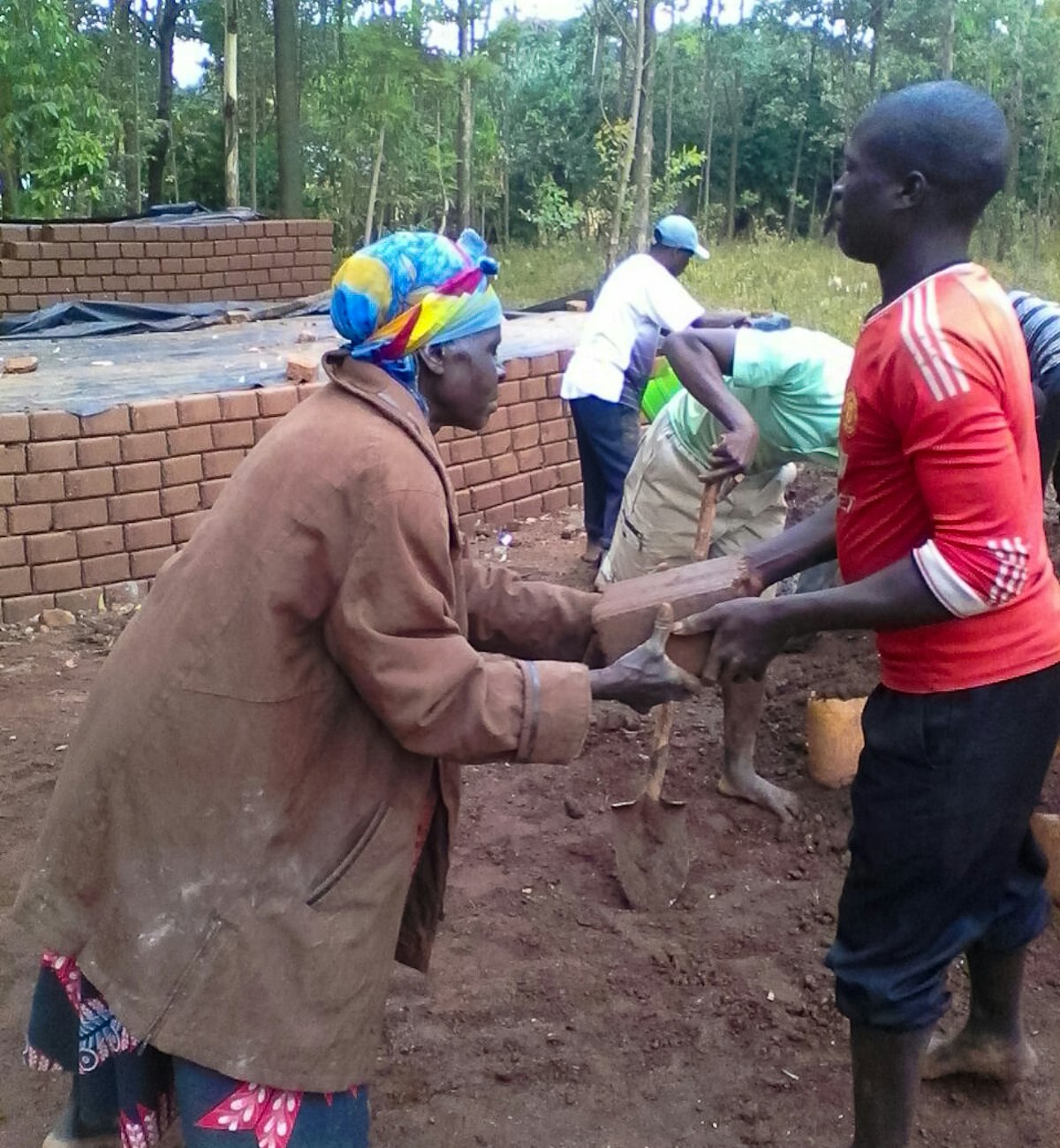 El proyecto de construcción de un centro educativo en Namawanga, Kenia, contó con una amplia participación de la comunidad. Actualmente se están llevando a cabo proyectos similares en otras partes del país.